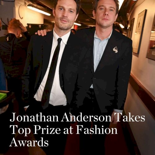 Moevaldkonna esindajad kogunesid esmaspäeva õhtul Londoni Royal Albert Halli @britishfashioncouncil’i moeaasta auhindade jagamisele. Jonathan Anderson (@jonathan.anderson), LVMH-le kuuluva Loewe loovjuht ja oma nimibrändi JW Anderson asutaja, mis saadaval Maximalistis, võitis teist aastat järjest aasta disaineri tiitli!

📷 @davebenett