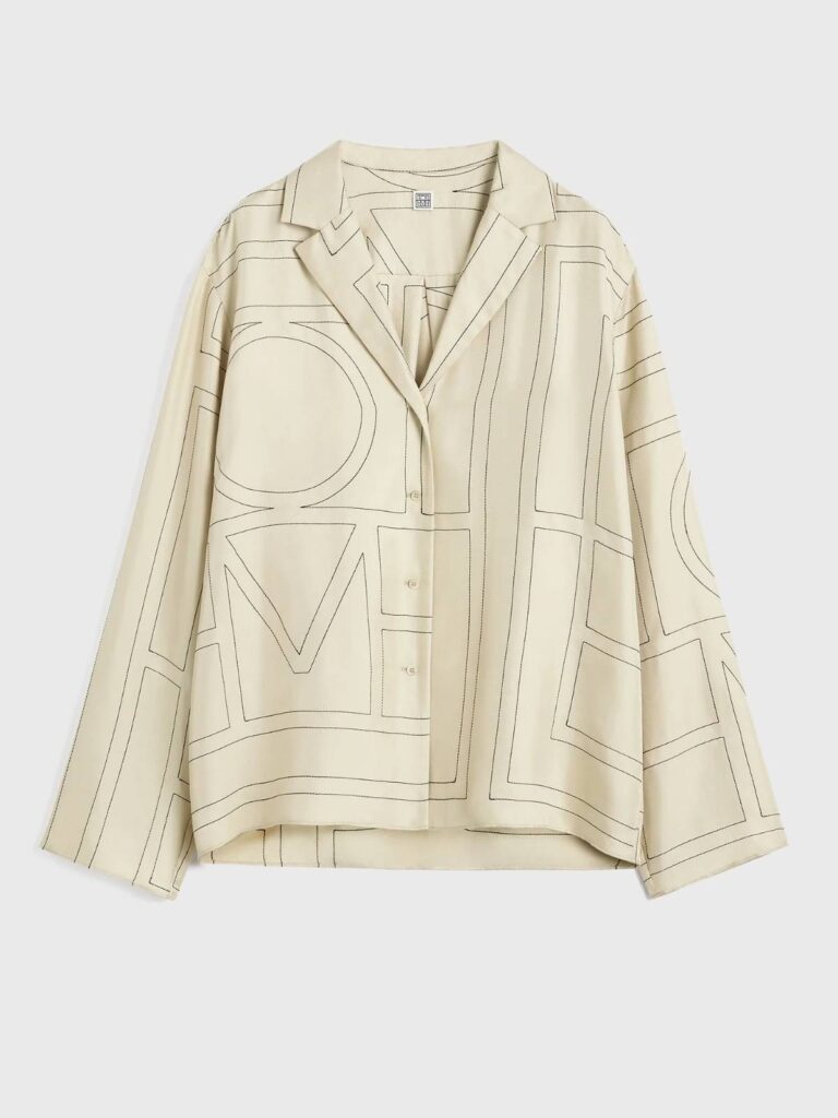 Toteme Monogram Silk PJ Top valge siidist pidžaamapluus on brändi üks tuntumaid ja ikoonilisemaid disaine