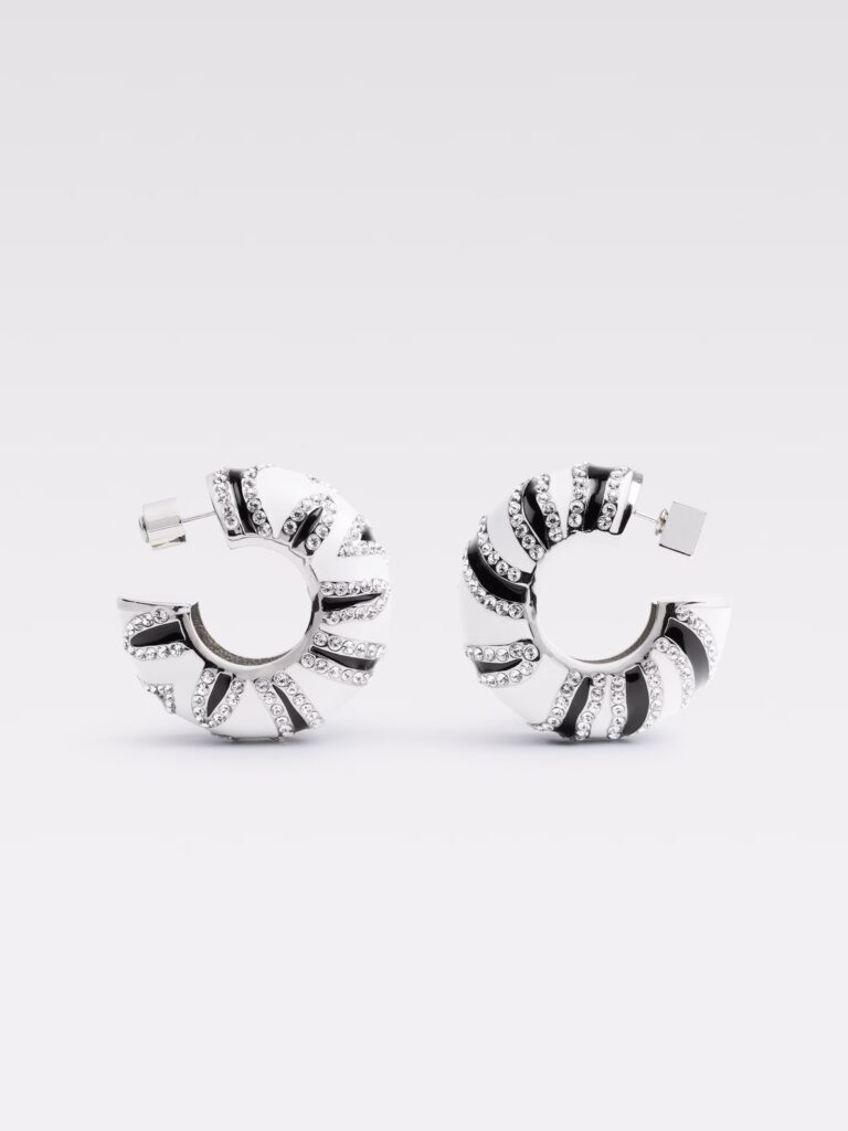 Jacquemus Les Boucles Zebra mustvalged kõrvarõngad