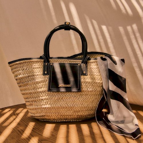 JACQUEMUS SS25 kollektsiooni signatuuraksessuaarid Maximalistis – peen, praktiline ja poeetiline.