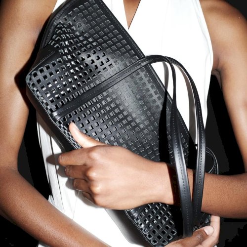 St. Agni - bränd, mis defineerib tänast understated luxury’t oma arendatud materjalide, puhta joone ja rahuliku modernsusega - jõuab sel nädalal Maximalisti.