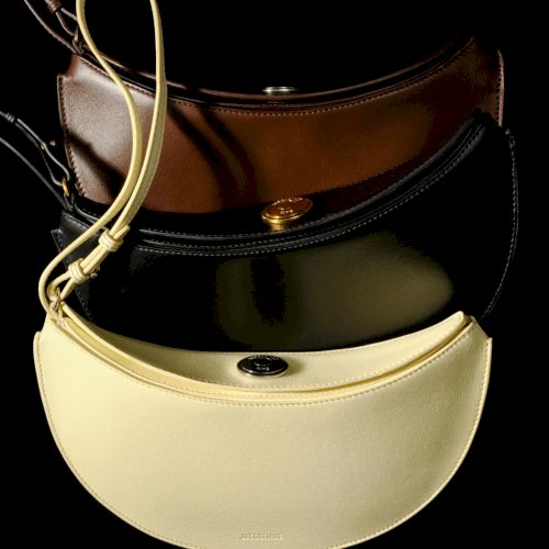 Uus disain JACQUEMUSilt – The Ovalo Bag. Nüüd Maximalistis ja saadaval kahes toonis: must ja pruun.