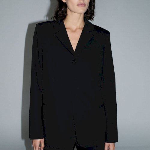 LOOK 01
90ndatest inspireeritud must kostüüm – selge siluett, rahulik jõud.
Ajatu komplekt, mis töötab nii eraldi kui koos.

Pintsak: 90s Wool Blazer – Black
Püksid: Fine Band Carter Trouser – Black

Coming soon at Maximalist.