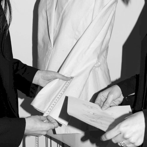 St. Agni sündis Byron Bays kahe inimese ühise nägemuse tulemusena.
Brändi asutasid Lara ja Matt Fells — duo, kellel oli soov luua midagi rahulikku, puhast ja ajatult modernset. Nende lähenemine on olnud alati intuitiivne: lihtsus üle liigse, kvaliteet üle kvantiteedi ja disain, mis toetub vormi, tekstuuri ja vaikse enesekindluse tasakaalule.

Nad alustasid väikese stuudiona, luues maailmale ruumi, kus mood võib olla samaaegselt pehme ja selge. Täna on St. Agni üks kaasaegse quiet luxury suuna mõjutajabrände, kuid selle tuum on endiselt sama - teadlik, soe ja aus looming, mis kõlab kõigile, kes hindavad modernset minimalismi.

Soon at Maximalist.