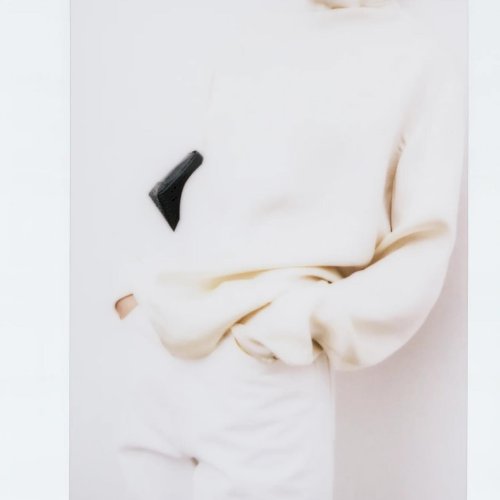 TOTEME signatuur: puhas joon ja rahulik rütm.
Iga detail kaalutud, iga vorm ajatu.