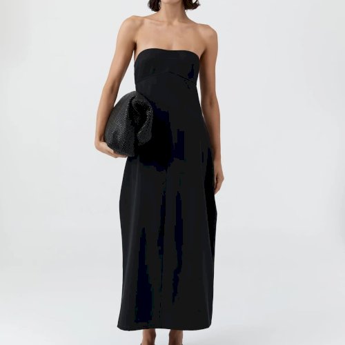 LOOK 04
Must kleit, mis räägib vormi ja materjali keeles.
Strapless siluett ja pehme vill loovad puhta, tasakaalus tulemuse.

Kleit: Wool Strapless Cocoon Dress – Black

Nüüd Maximalistis.