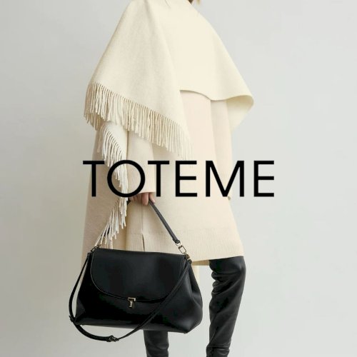 TOTEME Fall Winter 2025
Sel hooajal tõusevad taas fookusesse Toteme ikoonilised jakid – modernsed, ajatud ja kergelt arhitektuursed.
Tuttavad signatuurid, nagu Scarf Jacket, ilmuvad seekord uutes vormides, tekstuurides ja proportsioonides.

Minimalism, mis kõneleb vormi ja materjali kaudu – täiuslik tasakaal mugavuse ja disaini vahel.