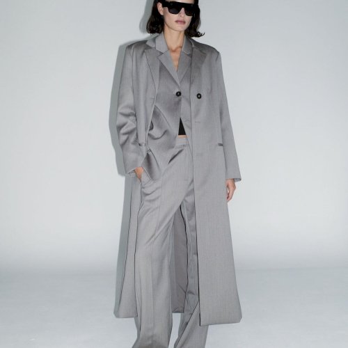 LOOK 02
90ndatest inspireeritud rätsepatöö pehmemas võtmes.
Soe hallikasbeež kostüüm loob rahuliku silueti, mida tasakaalustab must, tekstuurne kootud käekott.

Pintsak: 90s Wool Blazer 
Püksid: Oupa Pintuck Pants 
Käekott: Lattice Weave Large Tote 

Peagi meie valikus.