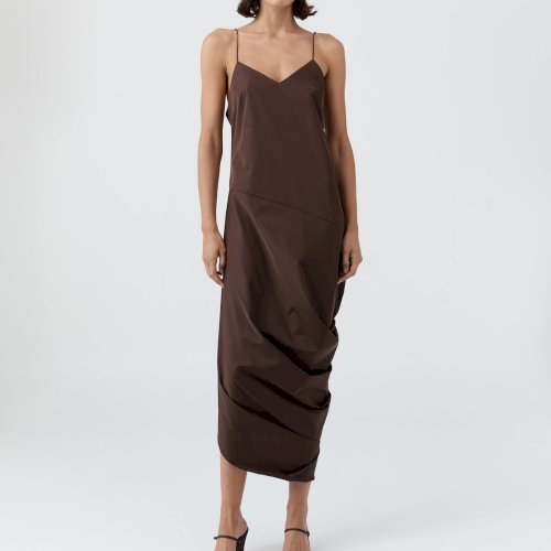 LOOK 07
Voolav vorm ja pehme struktuur.
Mocha-toonis drapeeritud kleit, mis liigub loomulikult ja rõhutab siluetti ilma pingutuseta.

Kleit: Paper Taffeta Drape Dress – Mocha