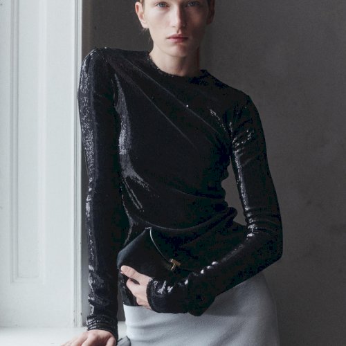 TOTEME Spring 26 x Maximalist. Sädelus ja graafilised proportsioonid lisavad pidulikele koosviibimistele luksuslikkust, tasakaalustades samal ajal minimalistlikke siluette.