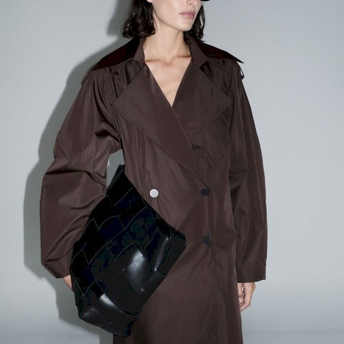 LOOK 03
Rahulik kihilisus ja pehme struktuur.
Mocha-toonis trench loob voolava silueti, must käekott lisab kontrasti.
Mantel: Paper Taffeta Relaxed Trench – Mocha
Käekott: Woven Large Tote – Black
Nüüd saadaval Maximalistis. LOOK 03
Rahulik kihilisus ja pehme struktuur.
Mocha-toonis trench loob voolava silueti, must käekott lisab kontrasti.
Mantel: Paper Taffeta Relaxed Trench – Mocha
Käekott: Woven Large Tote – Black
Nüüd saadaval Maximalistis.