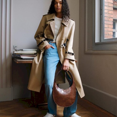 Kaasaegne klassika.
Struktureeritud trentš, vabalt langev denim ja Coperni ikooniline kott– lihtne kombinatsioon, mis mõjub alati enesekindlalt.