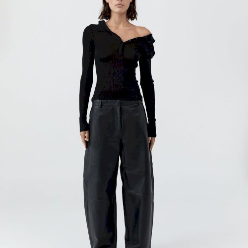 LOOK 06
Lihtne vorm, kindel tunne.
Must peenest kudumist polo, mis sobitub loomulikult nii pükste kui seelikuga.

Pluus: Petit Polo Knit Top – Black