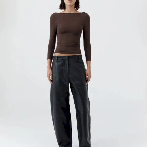 LOOK 08
Pehme vorm ja naiselik siluett.
Soft Jersey Ballerina Top kolmes ajatult kantavas toonis.

Top: Soft Jersey Ballerina Top
Toonid: valge, must, šokolaad