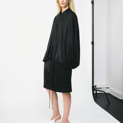 TOTEME Spring 26 — voolav siluett ja teadlik minimalism, mis liigub koos kandjaga.