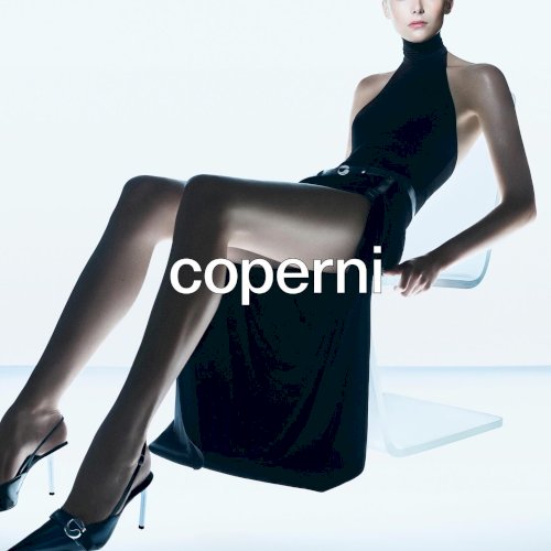 Coperni järgmisel nädalal Maximalistis. Esmakordselt Eestis.

Coperni on Pariisis loodud ready-to-wear ja aksessuaaride bränd, mille asutasid 2013. aastal disainerid Sébastien Meyer ja Arnaud Vaillant. Bränd on tuntud oma futuristliku lähenemise, innovatiivsete materjalide ja modernse, arhitektuurse silueti poolest.

Peagi lähemalt.