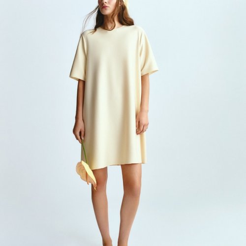 Pehmed toonid. Vaikne enesekindlus.
Max Mara Leisure kollektsioon toob esile naiselikkuse kõige loomulikumas vormis – voolavad siluetid, pehmed kangad ja liikumine, mis järgib keha, mitte ei piira seda.

Avasta Max Mara Leisure valik Maximalistis