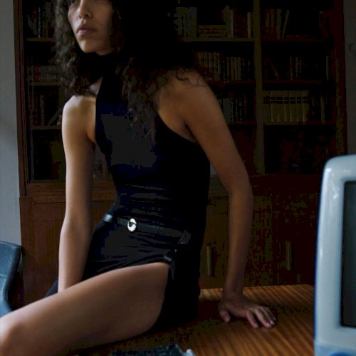 Kui minimalism kohtub julge siluetiga.
Coperni loob vorme, mis on ühtaegu kaasaegsed ja enesekindlad.
Avasta valik Maximalistis.