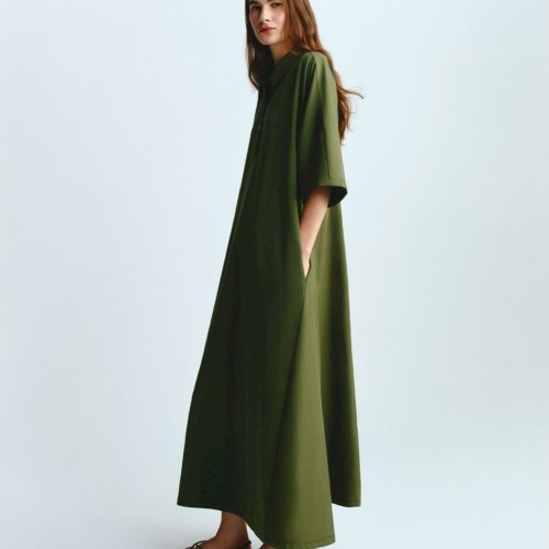 Lihtne, mugav ja hästi istuv.
Max Mara Leisure kleit, mis töötab igapäevaselt – puhas lõige, kerge materjal ja vaba siluett. Lihtne kanda, lihtne kombineerida.