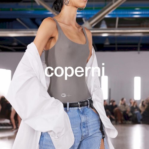 Coperni on tuntud oma puhta disaini ja kaasaegsete siluettide poolest. Kollektsioonis on lihtsad, hästi kombineeritavad esemed – t-särgid, denim ja kihid, mis töötavad nii igapäevases kui ka veidi vormilisemas stilistikus.