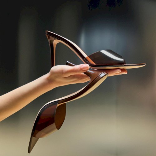 Gianvito Rossi ikooniline siluett.
Šokolaadipruun Elle Plexi mule ühendab skulptuurse vormi ja läbipaistva plexi-detaili. Tulemuseks on king, mis on ühtaegu modernne, naiselik ja ajatu.

Minimalistlik disain laseb vormil ja Itaalia käsitööl rääkida enda eest — ideaalne valik nii õhtuks kui ka hetkeks, kui soovid oma look’i lisada midagi erilist.

Saadaval Maximalistis.