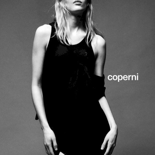 Coperni — puhas joon, julge hoiak ja vaoshoitud sensuaalsus.
Must siluett, mis ei vaja liigseid sõnu.