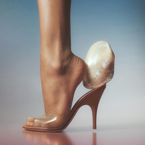 Gianvito Rossi kevadkingad on jõudnud Maximalisti.

Uue hooaja kollektsioonis on brändi ikoonilised Plexi ja Elle mudelid läbipaistva pleksidetailiga, mis loovad kerge ja modernse silueti. Valikus on ka ajatud seemisnahast klassikud – minimalistlik disain, täiuslik istuvus ja kvaliteetsed materjalid.

Gianvito Rossi on esmakordselt Eestis ning saadaval eksklusiivselt ainult Maximalistis.

Ootame teid kollektsiooni avastama Maximalisti butiiki.
Saadaval vaid kohapeal.