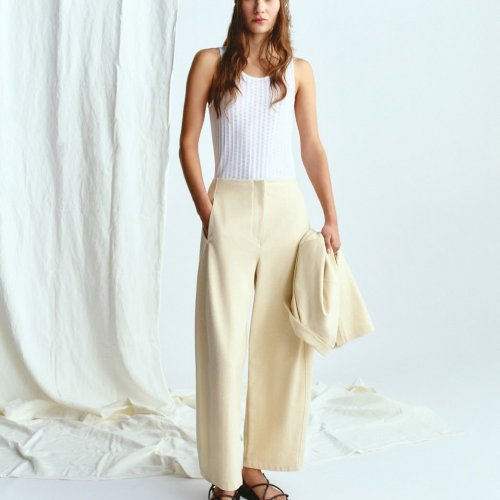 Max Mara Leisure suveks.
Kerged materjalid, lihtsad lõiked ja toonid, mida on lihtne omavahel kombineerida.
Riided, mis toimivad igapäevaselt ja ei vaja üle mõtlemist.