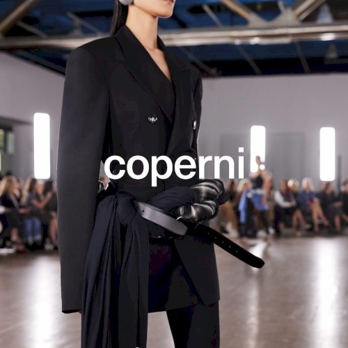 Otse lavalt: Coperni. Teravad jooned, tugev karakter.