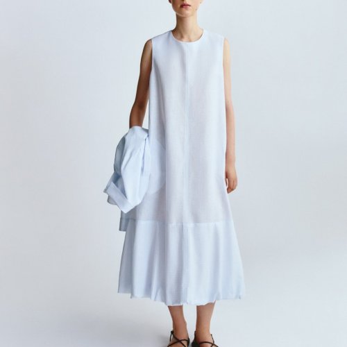 Max Mara Leisure & Beachwear
Kerge ja lihtne suvegarderoob – rannas, linnas ja reisil. Hea lõige, mugavad materjalid ja puhas look. Lihtne kombineerida ja kanda kogu päeva. Saadaval Maximalistis