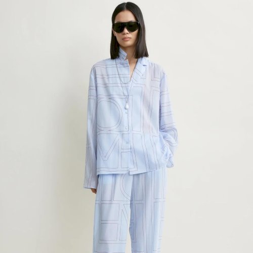 TOTEME Pre-Fall 26 on saabunud Maximalisti ☀️

Uus kollektsioon toob kaasa suviselt kerge meeleolu, puhtad jooned ja ajatult modernsed siluetid. Värskelt saabunud rõivad ja aksessuaarid ootavad avastamist.

Oled oodatud Maximalisti