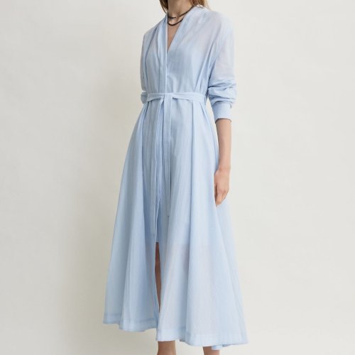 Toteme toob oma Pre-Fall 2026 kollektsioonis esile põhjamaise minimalismi ja pingutuseta naiselikkuse. Belted Cotton Voile kleit on valmistatud õhuliselt kergest puuvillasest voile-kangast, mille voogav siluett liigub kaunilt iga sammuga. Peened voldid õlgadel lisavad õrna volüümi, vöö rõhutab taljejoont ning pikad mansettidega varrukad loovad viimistletud ja modernse terviku.