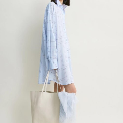 Toteme Pre-Fall 2026 - suvine kergus kohtub modernse minimalismiga.
Õhulised siluetid, jäised pastelltoonid ja graafilised detailid loovad effortless puhkusegarderoobi, mida kanda nii linnas kui mere ääres. Helesinine, oversized vormid ja punased aktsendid annavad kollektsioonile värske, kuid äratuntavalt Toteme’i tunnetuse.