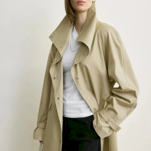 TOTEME Pre-Fall 26
Toteme oversized trentšmantel on valmistatud kergelt läikivast puuvillakangast ning selle avar arhitektuurne siluett annab klassikalisele lõikele modernse ilme. Kõrge püstkrae ja laiad raglaanvarrukad loovad skulpturaalse vormi, mis teeb mantlist ajatu ja pilkupüüdva garderoobiklassiku. TOTEME Pre-Fall 26
Toteme oversized trentšmantel on valmistatud kergelt läikivast puuvillakangast ning selle avar arhitektuurne siluett annab klassikalisele lõikele modernse ilme. Kõrge püstkrae ja laiad raglaanvarrukad loovad skulpturaalse vormi, mis teeb mantlist ajatu ja pilkupüüdva garderoobiklassiku.