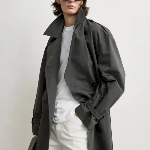 Toteme Summer Trench. Ajatu trentšmantel, mis on valmistatud pestud puuvillakangast pehmelt kortsulise ja sissekantud ilme saavutamiseks. Seljaosa tormiklapp loob Toteme’ile omase A-joonelise silueti. Kanna seda hooajale omaselt vabalt lahtiselt või rõhuta taljet eemaldatava vööga. Toteme Summer Trench. Ajatu trentšmantel, mis on valmistatud pestud puuvillakangast pehmelt kortsulise ja sissekantud ilme saavutamiseks. Seljaosa tormiklapp loob Toteme’ile omase A-joonelise silueti. Kanna seda hooajale omaselt vabalt lahtiselt või rõhuta taljet eemaldatava vööga.