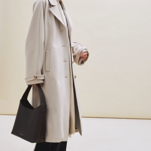 Uued Max Mara MM ja Gianvito Rossi sügiskollektsioonid on saabunud.
Max Mara MM, varasemalt tuntud kui Max Mara Leisure, toob uude hooaega pehmed kihid ja rahulikud toonid – šokolaadipruuni, halli, kreemjat ja tumesinist.
Materjalides on fookuses neitsivill, meriino ja kašmiir, lisaks leiad valikust elegantseid siidikomplekte ja mitmeid siidipluuse.
Gianvito Rossi täiendab sügisgarderoobi ajatute ja elegantsete jalanõudega, kus kohtuvad puhas joon, kvaliteetsed materjalid ja Itaalia meisterlikkus.
Avasta uued kollektsioonid e-poes ja Maximalisti butiigis.
maximalistshop.com Uued Max Mara MM ja Gianvito Rossi sügiskollektsioonid on saabunud.
Max Mara MM, varasemalt tuntud kui Max Mara Leisure, toob uude hooaega pehmed kihid ja rahulikud toonid – šokolaadipruuni, halli, kreemjat ja tumesinist.
Materjalides on fookuses neitsivill, meriino ja kašmiir, lisaks leiad valikust elegantseid siidikomplekte ja mitmeid siidipluuse.
Gianvito Rossi täiendab sügisgarderoobi ajatute ja elegantsete jalanõudega, kus kohtuvad puhas joon, kvaliteetsed materjalid ja Itaalia meisterlikkus.
Avasta uued kollektsioonid e-poes ja Maximalisti butiigis.
maximalistshop.com